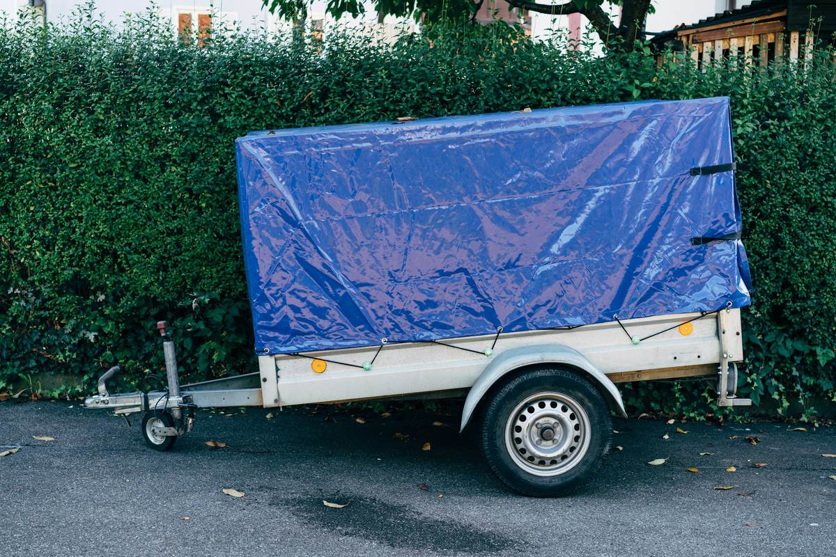 Single axle trailer with one wheel visible per side
